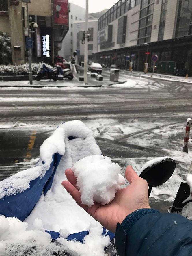 Mưa tuyết trắng xoá nơi U23 Việt Nam đá chung kết